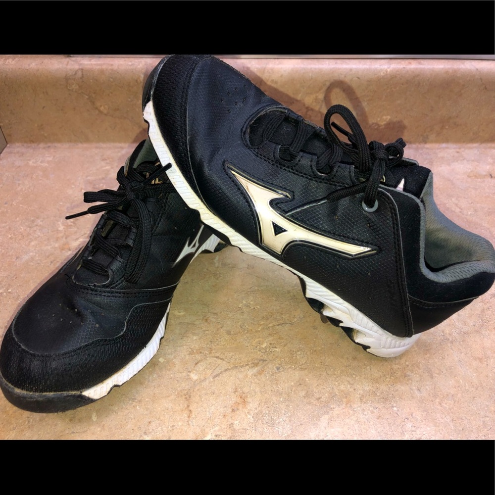Mizuno Softball Metal Cleats size 8 Women